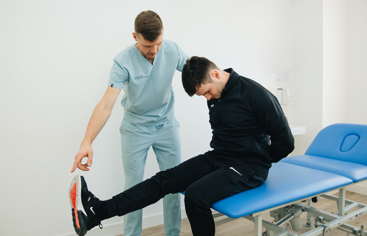 Fisioterapeuta guiando rehabilitación física a paciente en clínica
